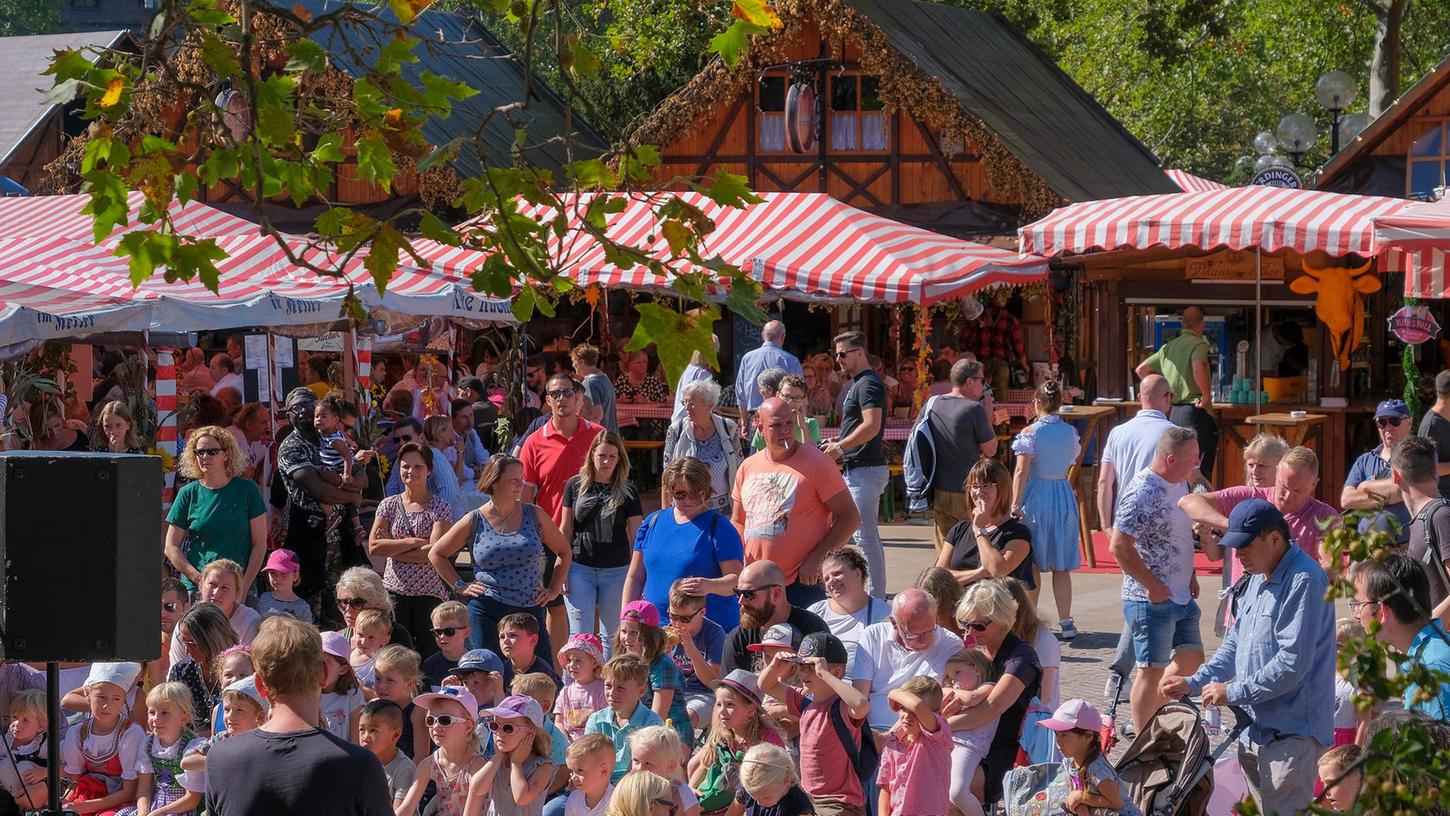 Gut besucht und bei schönem Wetter ein beliebter Ort zum Verweilen: Das Nürnberger Altstadtfest auf der Insel Schütt und dem Hans-Sachs-Platz.
Gut besucht und bei schönem Wetter ein beliebter Ort zum Verweilen: Das Nürnberger Altstadtfest auf der Insel Schütt und dem Hans-Sachs-Platz.