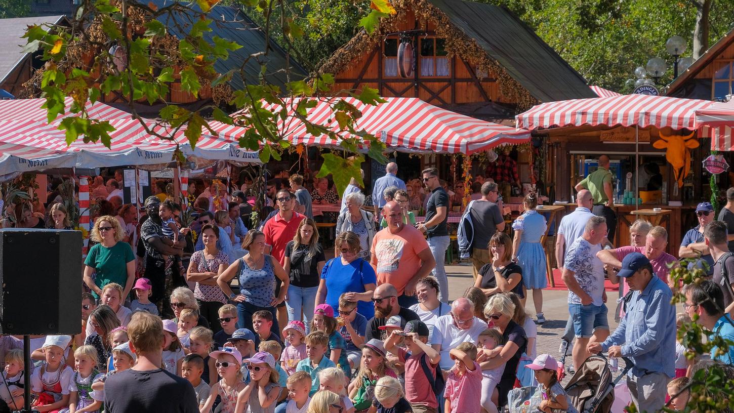 Gut besucht und bei schönem Wetter ein beliebter Ort zum Verweilen: Das Nürnberger Altstadtfest auf der Insel Schütt und dem Hans-Sachs-Platz. 