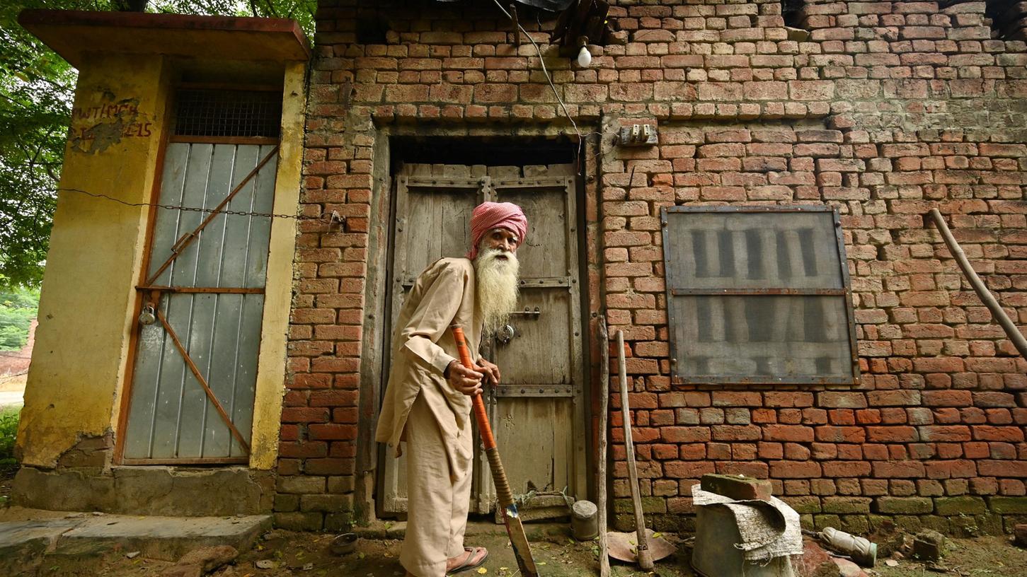 Pritam Khan vor seinem Haus im Dorf Powt im indischen Bundesstaat Punjab. Der 86-Jährige sagt, er sei einsam. 