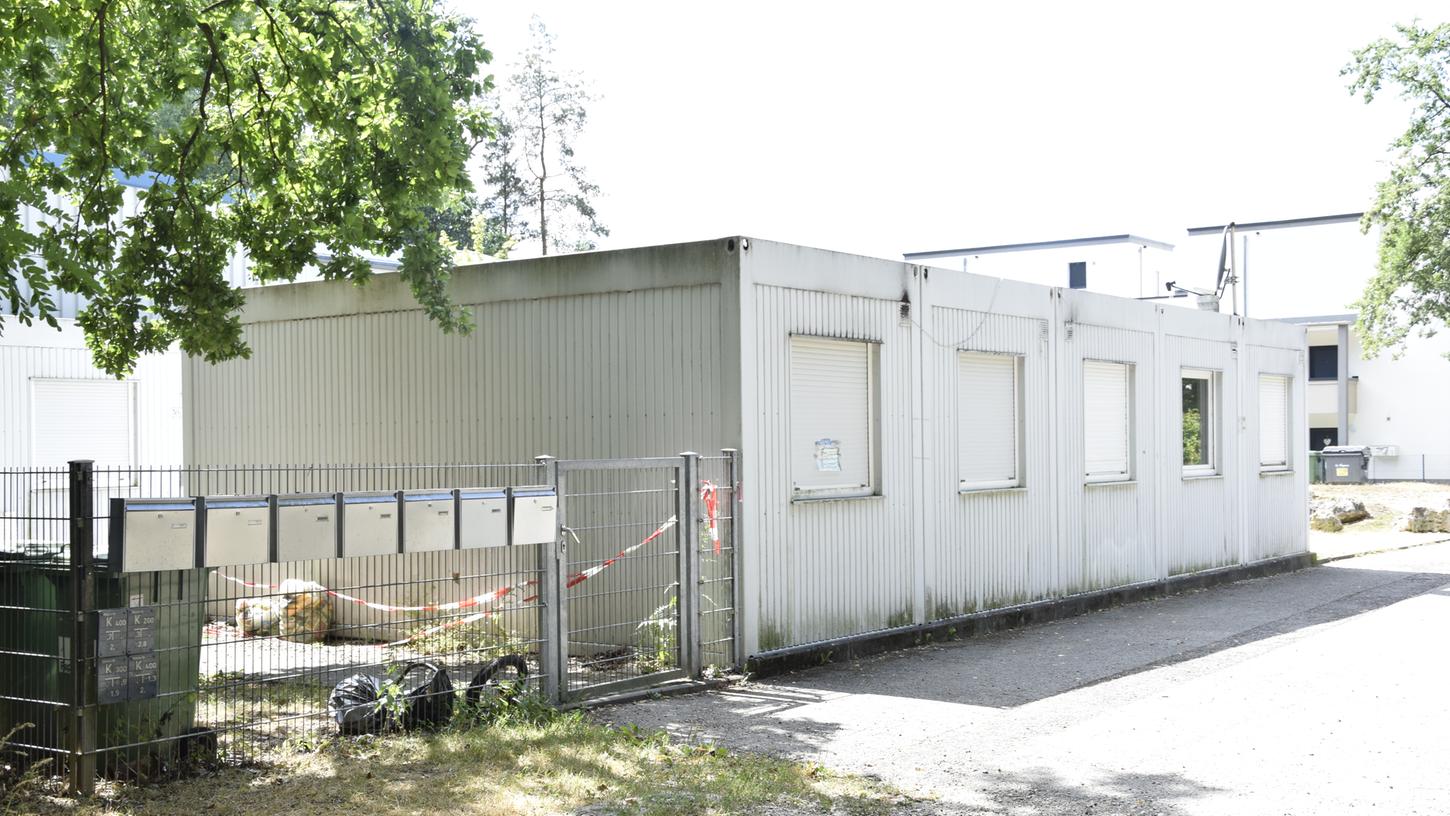 Das Tor zur Containerunterkunft für Obdachlose in der Jägersruh in Feucht. Hier beobachteten Anwohner, wie sich ein Bewhner der Container nackt, nur mit einem Gürtel bekleidet, an einen Pfosten lehnte und wartete. Im Gürtel steckte ein Messer. Das Tor zur Containerunterkunft für Obdachlose in der Jägersruh in Feucht. Hier beobachteten Anwohner, wie sich ein Bewhner der Container nackt, nur mit einem Gürtel bekleidet, an einen Pfosten lehnte und wartete. Im Gürtel steckte ein Messer.