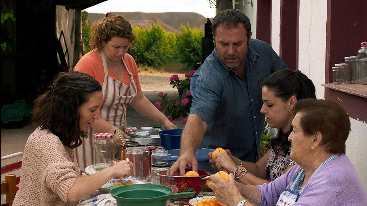 Aus dem Film "Alcarràs - Die letzte Ernte": Zwischen all dem Ärger gibt es auch die schönen Momente, in denen die Familie Solé zum Essen zusammenkommt. 