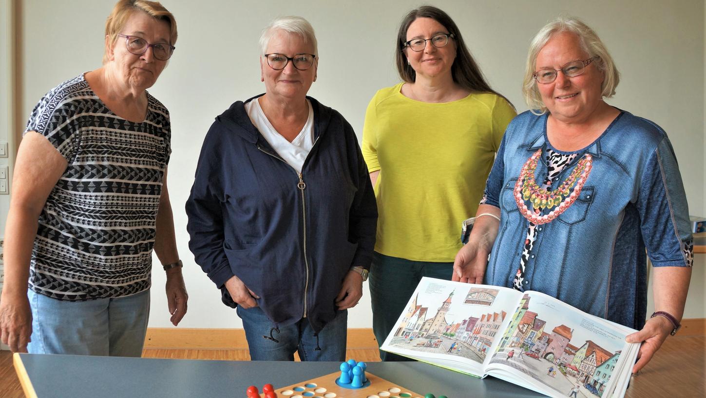 Christine Friedemann, Edith Dambach, Ilka Kolb und Gertrud Lehmann vertreiben den Pflegebedürftigen die Zeit mit Spielen und Büchern.  