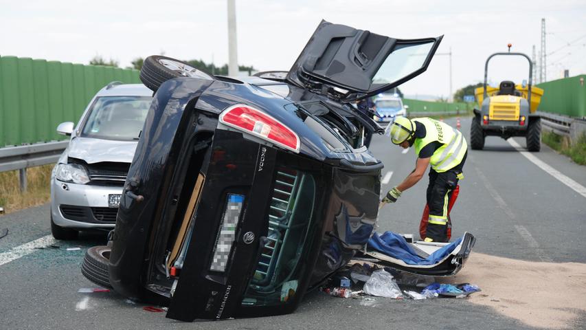 Schwerer Unfall bei Erlangen: Auto kracht in Gegenverkehr - Kind lebensgefährlich verletzt Schwerer Unfall bei Erlangen: Auto kracht in Gegenverkehr - Kind lebensgefährlich verletzt