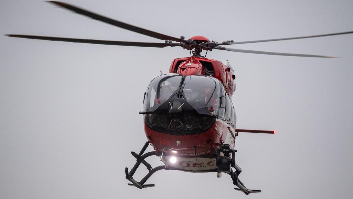 Ein Rettungshubschrauber brachte eines der Mädchen in eine Spezialklinik. Ein Rettungshubschrauber brachte eines der Mädchen in eine Spezialklinik.