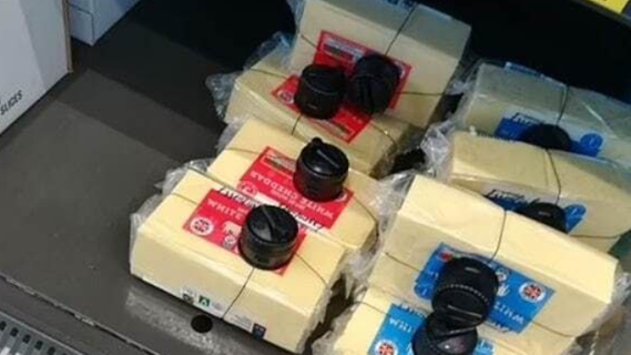 Kurioser Anblick: England sichert Käse in Supermärkten elektronisch