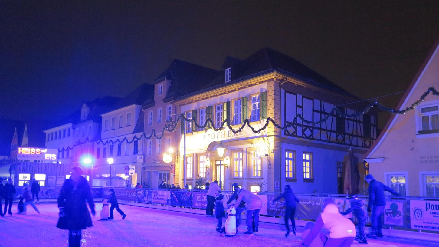 Einige Städte, wie etwa Friedrichshafen, werden in diesem Winter keine Eisbahn aufbauen. In Gunzenhausen hält Bürgermeister Karl-Heinz Fitz derzeit noch an der Attraktion für die Innenstadt fest.
Einige Städte, wie etwa Friedrichshafen, werden in diesem Winter keine Eisbahn aufbauen. In Gunzenhausen hält Bürgermeister Karl-Heinz Fitz derzeit noch an der Attraktion für die Innenstadt fest.