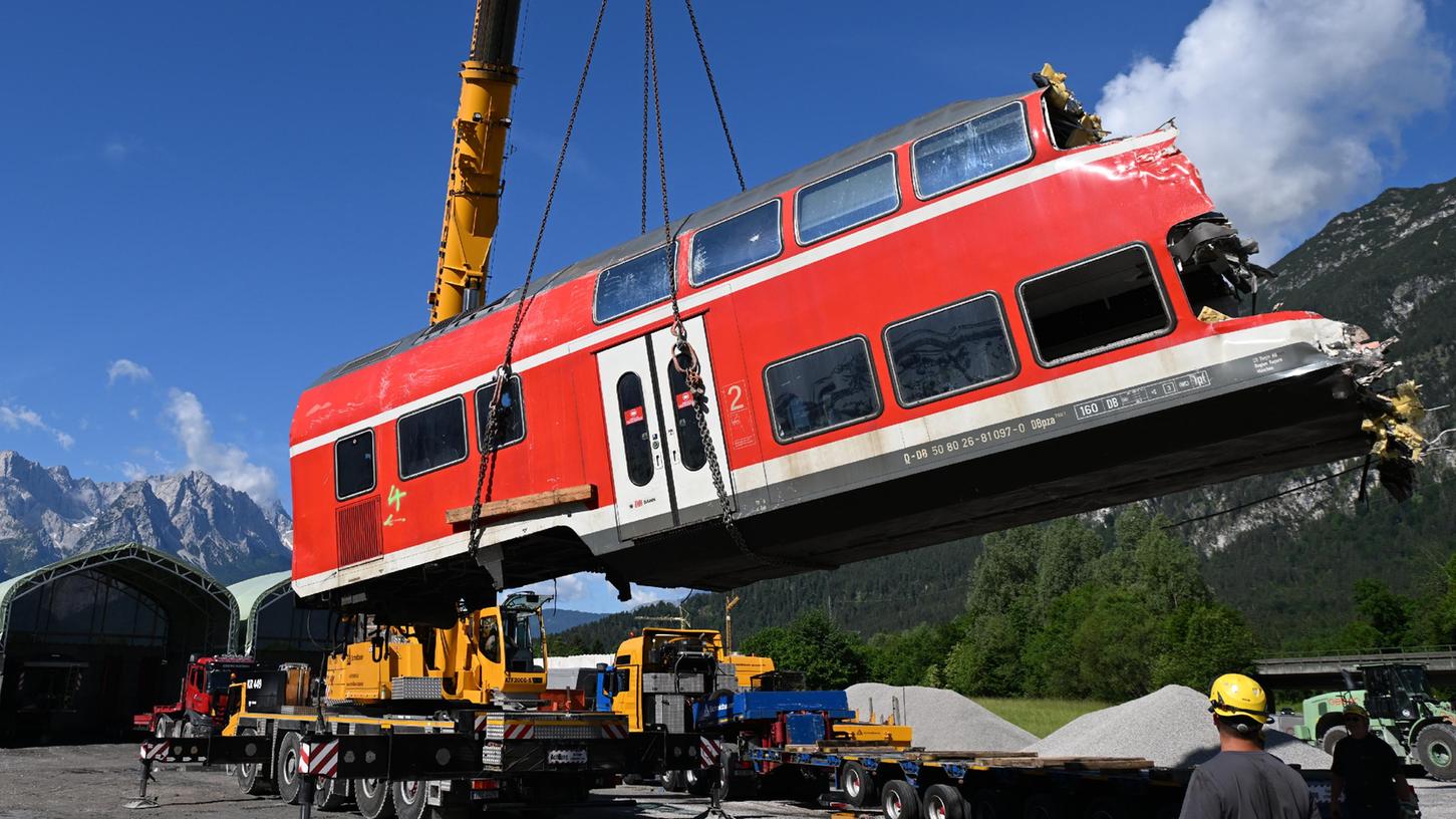 Ein auseinandergeschnittenes Waggonteil wird nach dem tödlichen Zugunglück bei Garmisch-Partenkirchen vom Laster gehoben.
