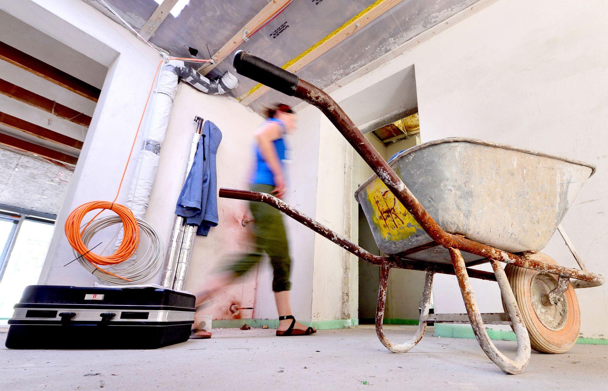 Kabel und Rohre in der Wand mit Fotos vom Bau wiederfinden