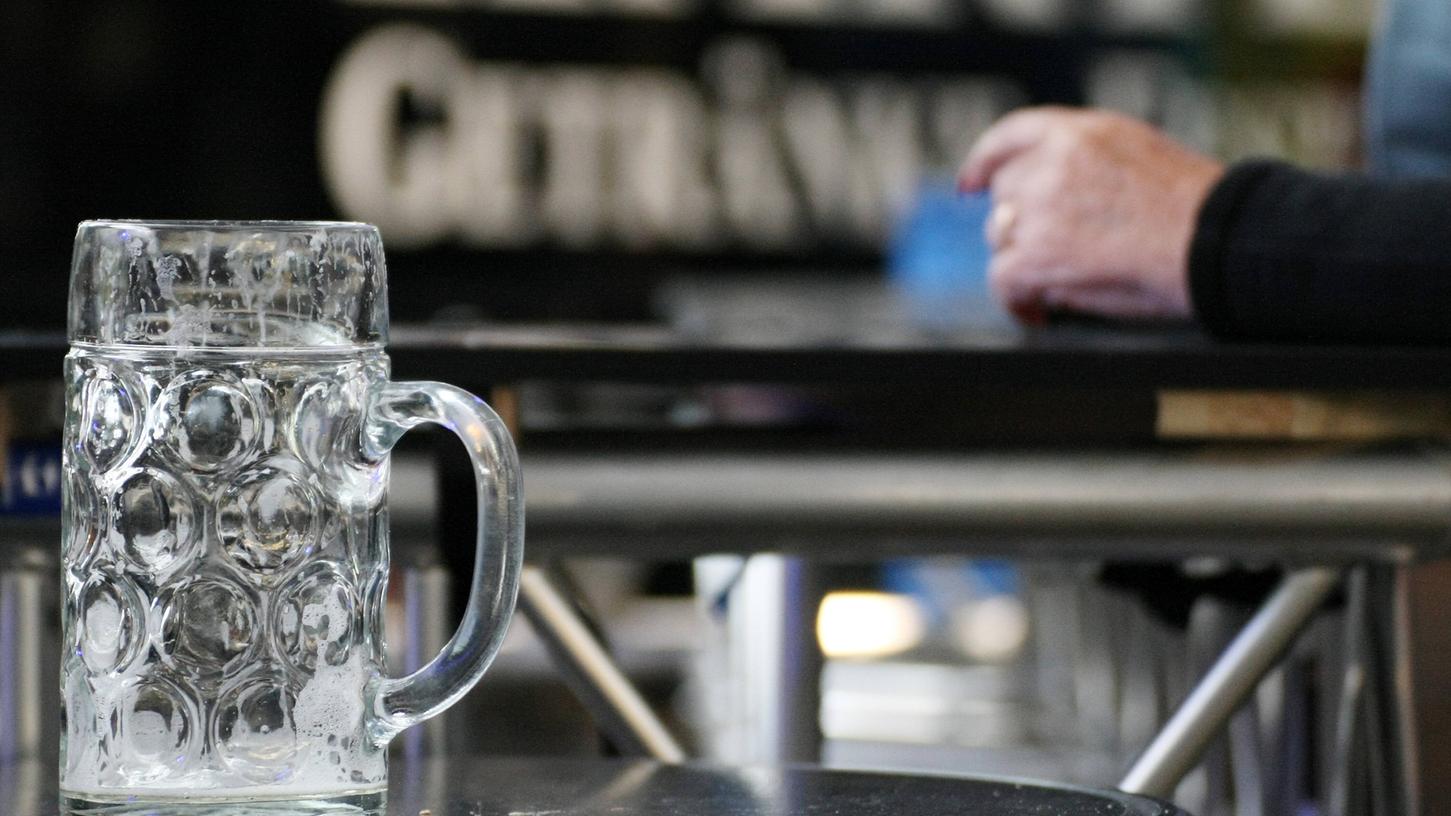 Das Bier ist leer, die Corona-Zahlen aber schwappen über. Das Bier ist leer, die Corona-Zahlen aber schwappen über.