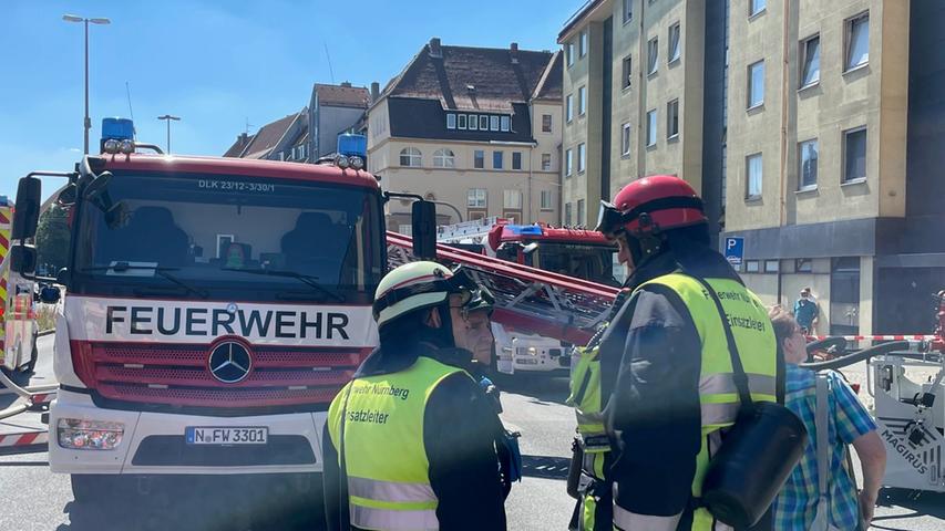 Gegen 11.15 Uhr gingen beim Notruf der Polizei mehrere Meldungen über ein beginnendes Feuer in der Welserstraße ein.