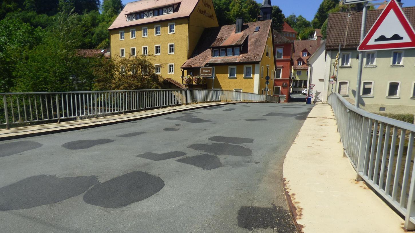 Flickwerk bis der Neubau kommt: Der Waischenfelder Bauhof hat den Belag der alten Brücke über die Wiesent ausgebessert, der in einem schlechten Zustand war. Der Neubau wird noch auf sich warten lassen. 