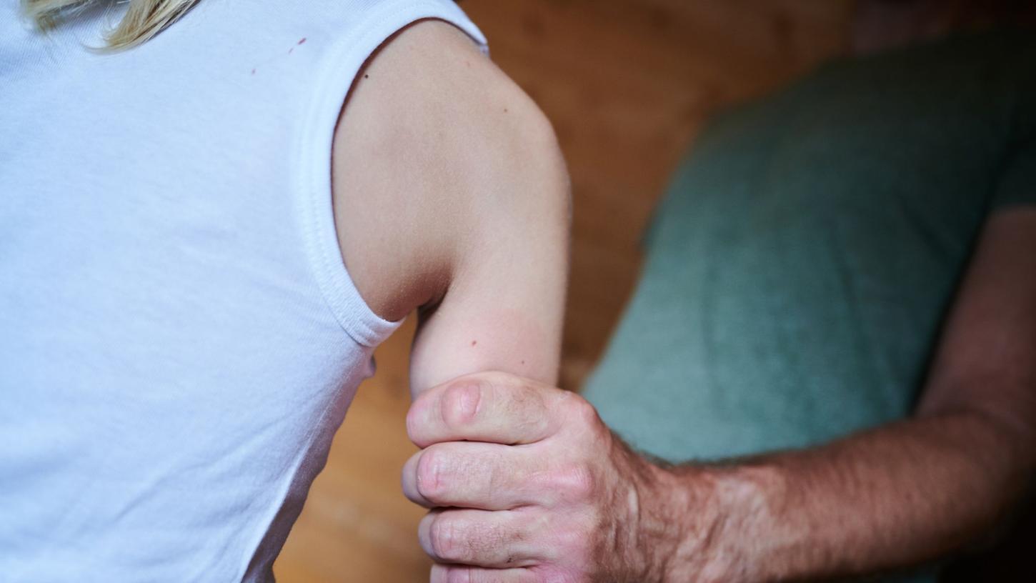 Bei knapp 60.000 Kindern und Jugendlichen haben die Behörden im vergangenen Jahr eine Kindeswohlgefährdung festgestellt. Bei knapp 60.000 Kindern und Jugendlichen haben die Behörden im vergangenen Jahr eine Kindeswohlgefährdung festgestellt.