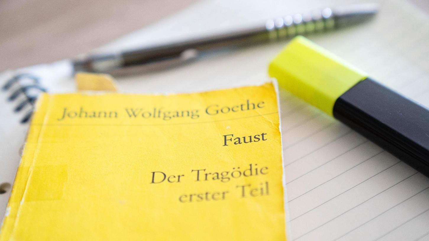 Ein gelbes Reclam-Heft weniger. Ab dem Schuljahr 2024/25 ist "Faust" nicht mehr Pflichtlektüre im Deutschunterricht. 
