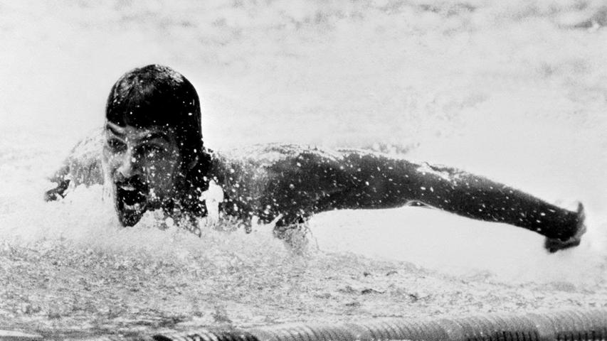 Es ist gut möglich, dass die Zahl sieben die Lieblingszahl von Mark Spitz ist. Denn der US-amerikanische Schwimmer stellte mit sieben Goldmedaillen und sieben Weltrekorden einen olympischen Rekord auf, der erst 2008 durch acht Goldmedaillen von Michael Phelps gebrochen wurde. ,"Mark the shark" ist 1950 in Modesto geboren und war Sohn eines Geschäftsmanns der in der Stahlindustrie. Schwimmen lernte er im Alter von zwei Jahren auf Hawaii, weil es seinen Vater beruflich dorthin gezogen hatte und hörte damit nicht auf, bis er in seinem Rekord-Jahr die Karriere schon mit 22 Jahren wegen Geldnot beendete. Im Alter von 41 Jahren startete er noch einen Versuch sich für Olympia 1992 zu qualifizieren und scheiterte dabei.
