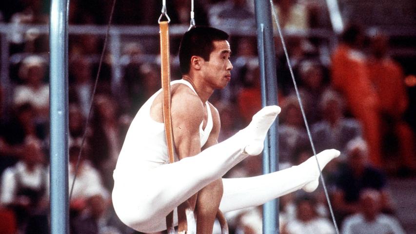 Sawao Kato ist mit seinen 1,62 Metern Körpergröße wahrlich kein großer Mann. Er war aber ein großer Sportler der Spiele 1972. Der Kunstturner und spätere Hochschullehrer für Gesundheit und Sportwissenschaften gewann dreimal und wurde zweimal Zweiter. Geboren ist der Japaner im Jahr 1946 in Gosen. In den Jahren zwischen den Olympischen Spielen hatte Kato fast immer mit Verletzungen zu kämpfen, weshalb er bei Weltmeisterschaften mit insgesamt nur einem Titel vergleichsweise wenig Erfolg hatte.