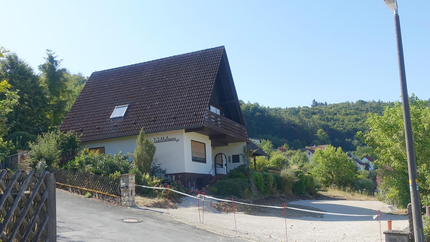 Aus dem „Haus Wilhelmine“ im Fischbrunner Weg soll ein Drei-Familien-Wohnhaus entstehen. Die Garage mit Einfahrt wurde bereits abgerissen und ein Teil der Gartenanlage entfernt.
Aus dem „Haus Wilhelmine“ im Fischbrunner Weg soll ein Drei-Familien-Wohnhaus entstehen. Die Garage mit Einfahrt wurde bereits abgerissen und ein Teil der Gartenanlage entfernt.