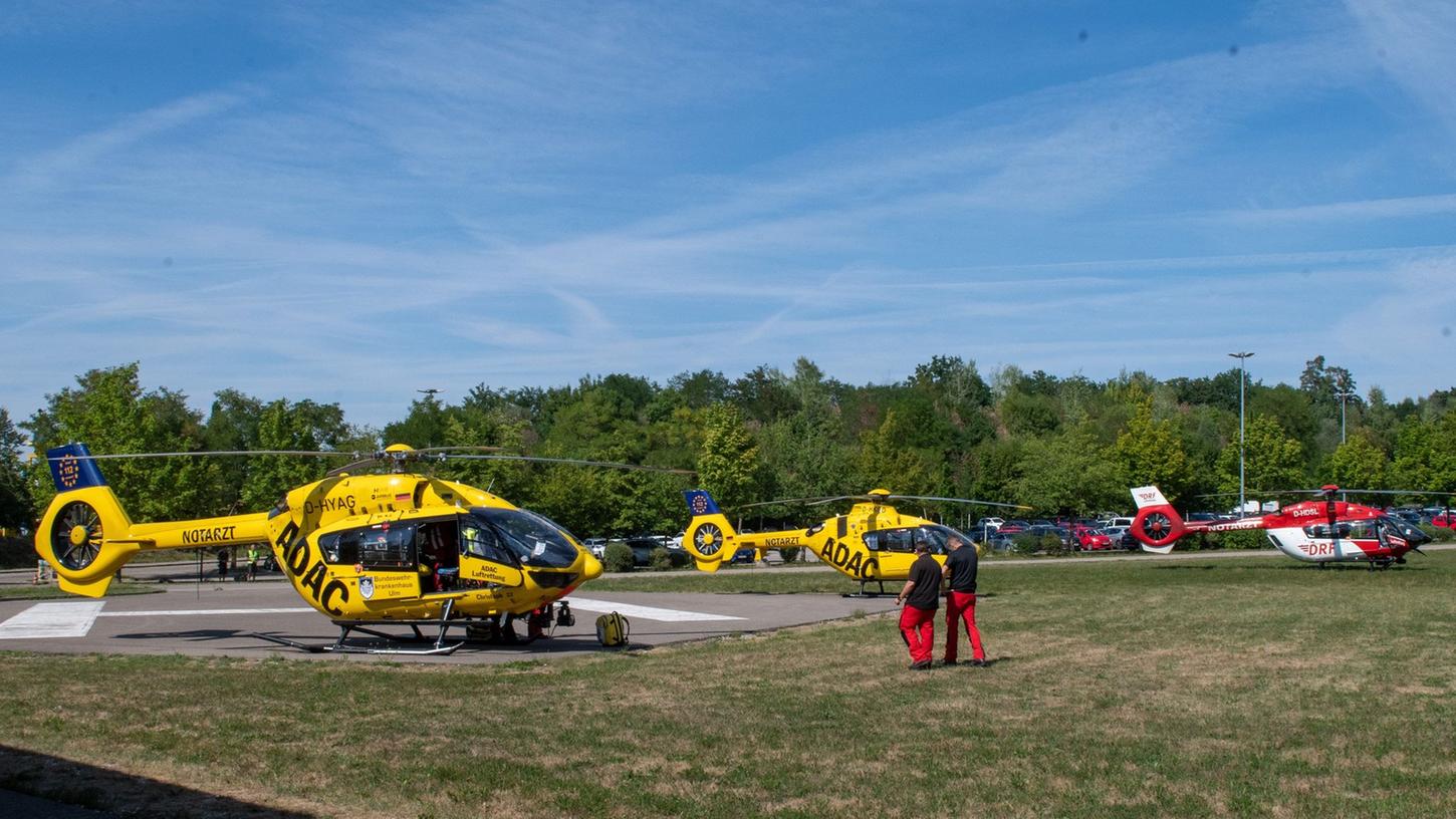 Rettungshubschrauber auf einem Feld in der Nähe des Legoland in Günzburg.
