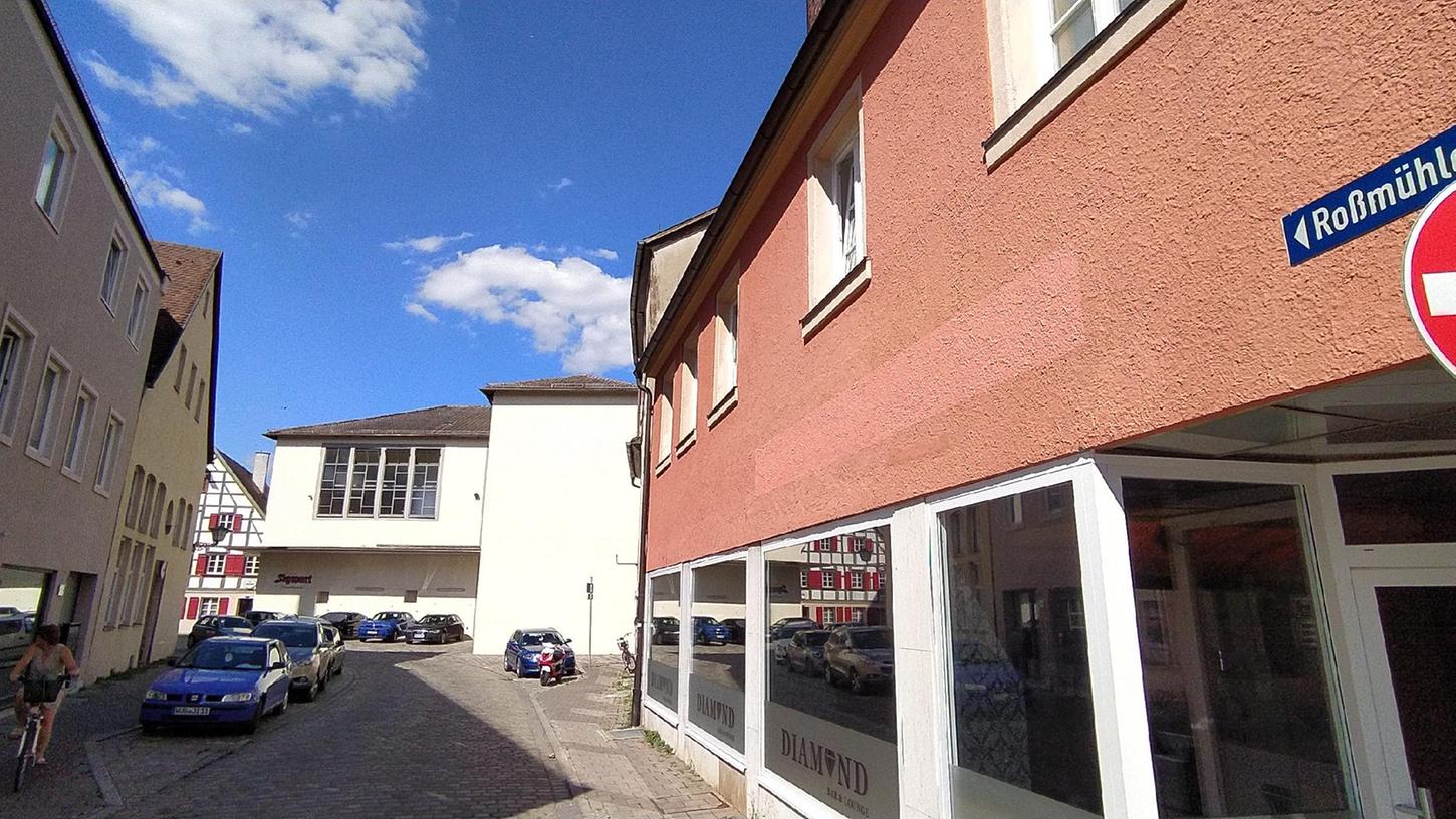 Der ADFC Weißenburg will die Rossmühle in Weißenburg für den motorisierten Individualverkehr sperren lassen und die Straße in einen Radweg umwidmen. Die Forderung ist eine von vielen, um langfristig aus Weißenburg eine "Radfahrerstadt" zu machen. Der ADFC Weißenburg will die Rossmühle in Weißenburg für den motorisierten Individualverkehr sperren lassen und die Straße in einen Radweg umwidmen. Die Forderung ist eine von vielen, um langfristig aus Weißenburg eine "Radfahrerstadt" zu machen.