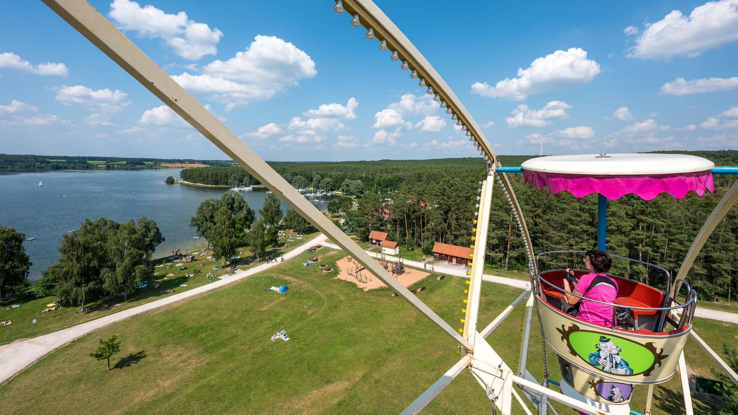 Das Riesenrad am Rothsee ist Vergangenheit. Die Schausteller-Familie Drliczek baute das Fahrgeschäft auf der Weißenburger Kirchweih auf.
Das Riesenrad am Rothsee ist Vergangenheit. Die Schausteller-Familie Drliczek baute das Fahrgeschäft auf der Weißenburger Kirchweih auf.