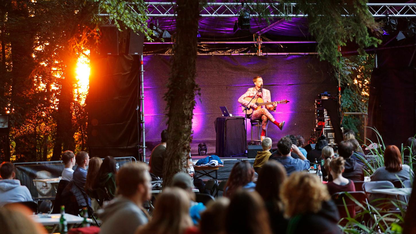 Lauschiges Plätzchen für Musik und Kultur: die Gartenbühne hinter dem Löwensaal. Im vergangenen Jahr war u.a Rapper Maeckes zu Gast. 