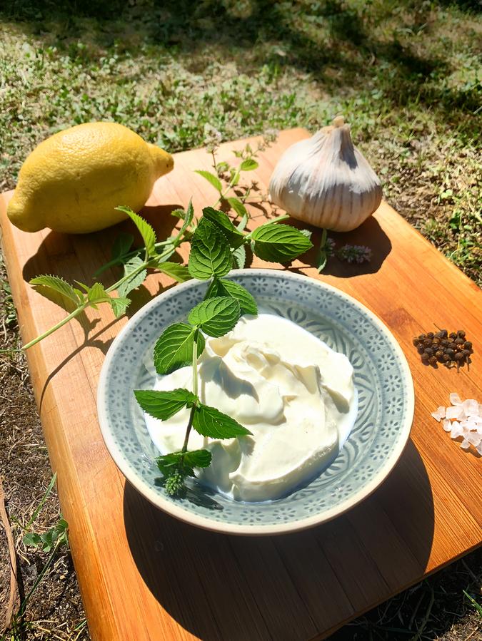 Passt gut zu Gegrilltem: Joghurt-Minz-Soße ist eine leckere Alternative zu Tzatziki.