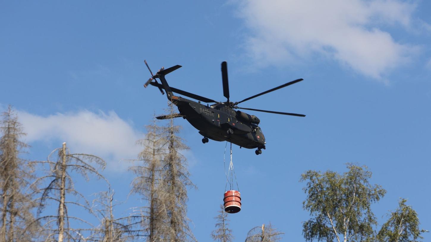Ein Hubschrauber der Bundeswehr unterstützt die Brandbekämpfung im Harz. Auch in der Region gilt derzeit hohe Waldbrandgefahr.
Ein Hubschrauber der Bundeswehr unterstützt die Brandbekämpfung im Harz. Auch in der Region gilt derzeit hohe Waldbrandgefahr.