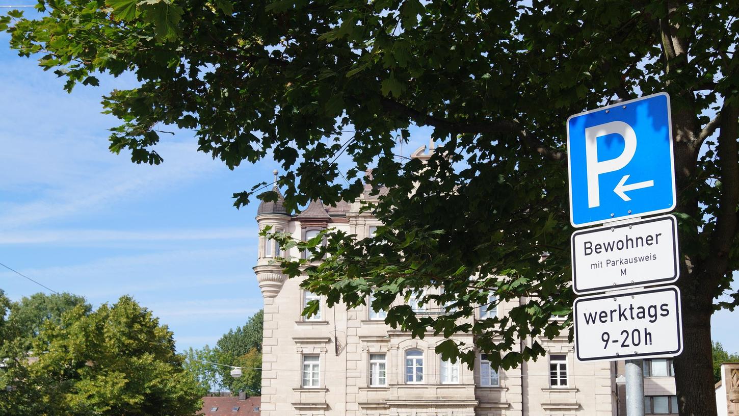 Die Parkplatzsuche wird sich erschweren, denn die Kombination aus Bewohnerstellplätzen und kostenpflichtigen Kurzzeitparkplätzen wird in Nürnberg ausgebaut.
Die Parkplatzsuche wird sich erschweren, denn die Kombination aus Bewohnerstellplätzen und kostenpflichtigen Kurzzeitparkplätzen wird in Nürnberg ausgebaut.