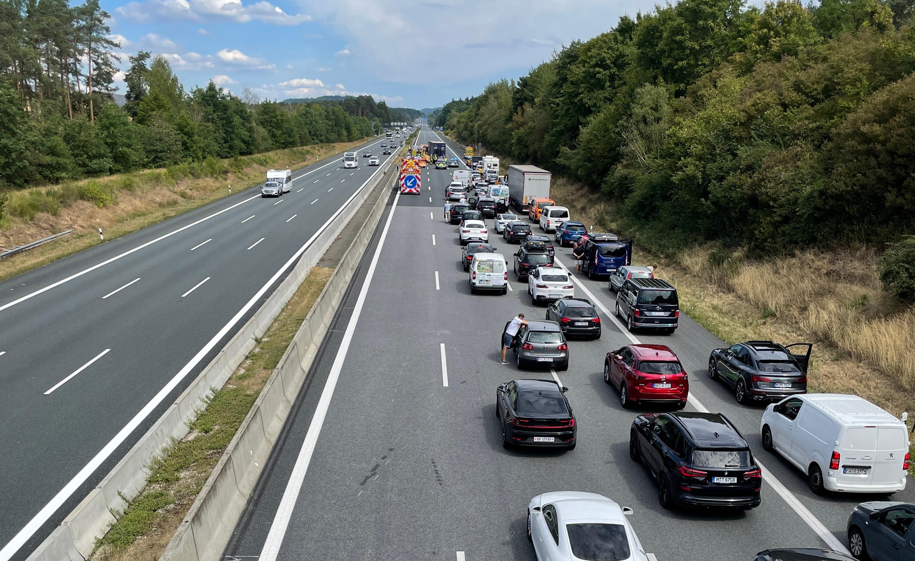 Tödlicher Unfall Auf A9 Bei Lauf: Mann Stirbt Bei Herzattacke Auf ...