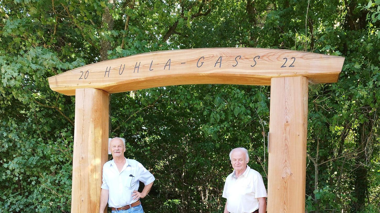 Vereinschef Ernst Högner (rechts, hier mit einem Feriengast) wird die renovierte "Huhla Gass" im Rahmen des Kapellfests eröffnen.
