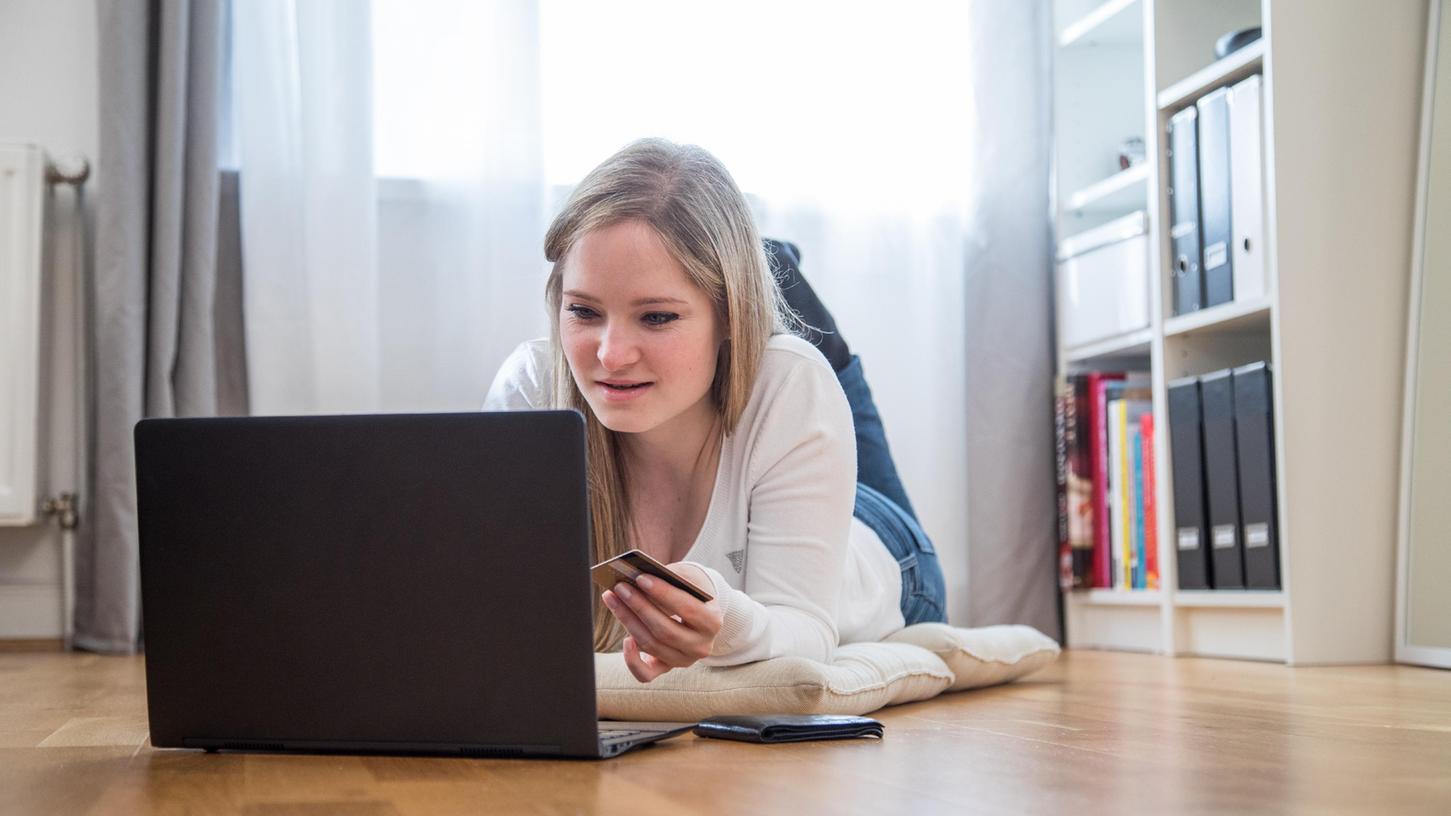 Wer in eine WG oder in eine Wohnung zur Untermiete einzieht und den bisherigen DSL-Anschluss nicht mitnehmen kann, hat laut Bundesnetzagentur ein Sonderkündigungsrecht.
Wer in eine WG oder in eine Wohnung zur Untermiete einzieht und den bisherigen DSL-Anschluss nicht mitnehmen kann, hat laut Bundesnetzagentur ein Sonderkündigungsrecht.