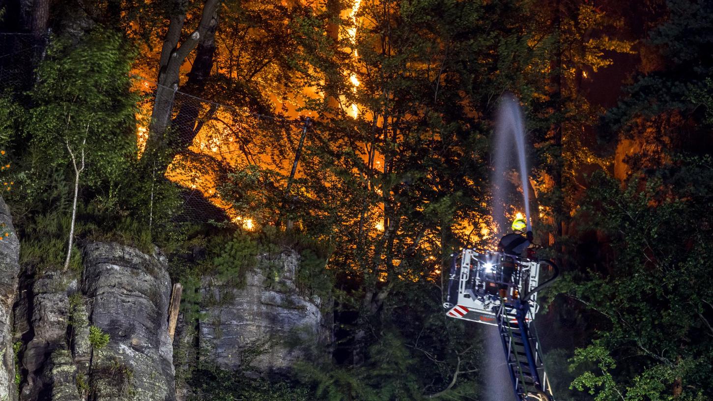 Ausgebrochen waren die Waldbrände im Nationalpark Böhmische Schweiz, hier eine Szene aus Hrensko, von wo aus sie sehr schnell auf den Nationalpark Sächsische Schweiz übergriffen.
Ausgebrochen waren die Waldbrände im Nationalpark Böhmische Schweiz, hier eine Szene aus Hrensko, von wo aus sie sehr schnell auf den Nationalpark Sächsische Schweiz übergriffen.