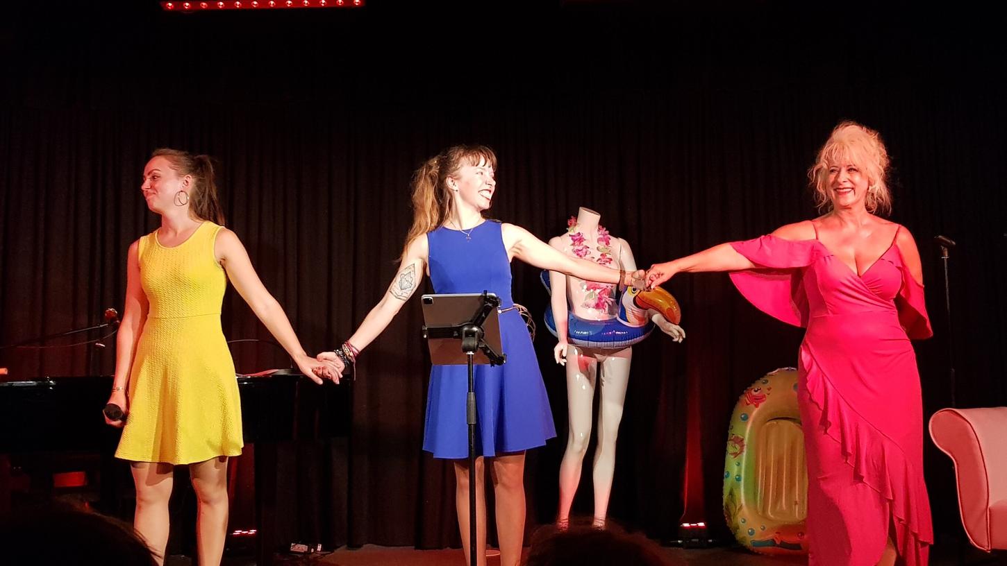 Premiere in der Glückserei in Lauf: „Zauber einer Sommernacht“ mit Andrea Lipka (rechts) und dem Duo „Zweii“, Judith und Miriam Geißler. Premiere in der Glückserei in Lauf: „Zauber einer Sommernacht“ mit Andrea Lipka (rechts) und dem Duo „Zweii“, Judith und Miriam Geißler.