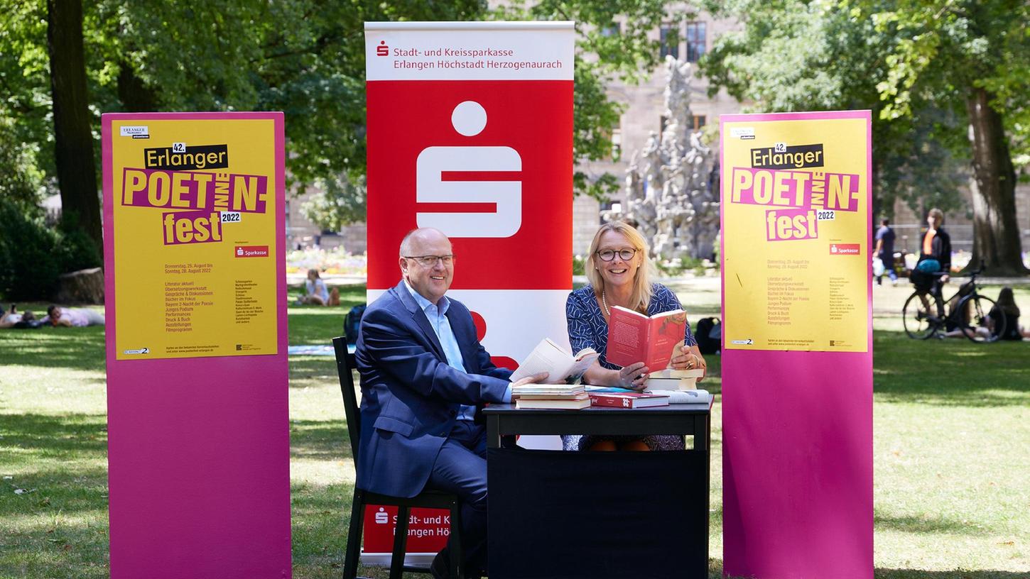 Kulturreferentin Anke Steinert-Neuwirth und Johannes von Hebel, Vorstandsvorsitzender der Stadt- und Kreissparkasse, freuen sich auf das 42. Erlanger Poetenfest.
 
