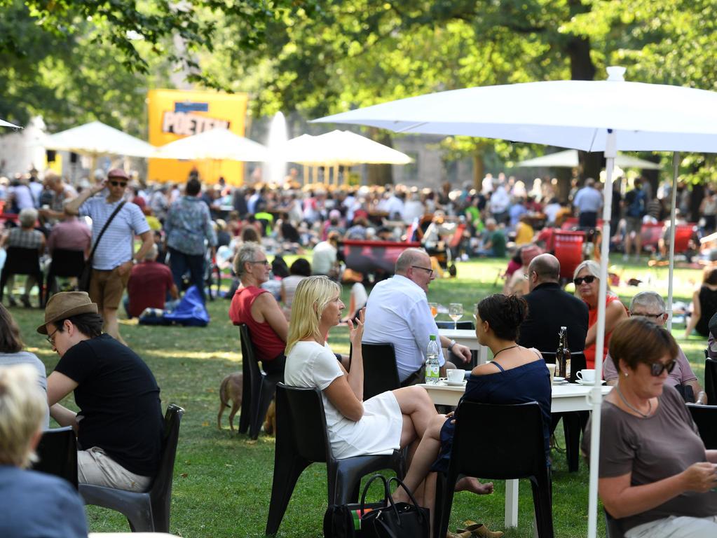 So gut war die Stimmung im Schlossgarten beim Poetenfest 2019.
So gut war die Stimmung im Schlossgarten beim Poetenfest 2019.