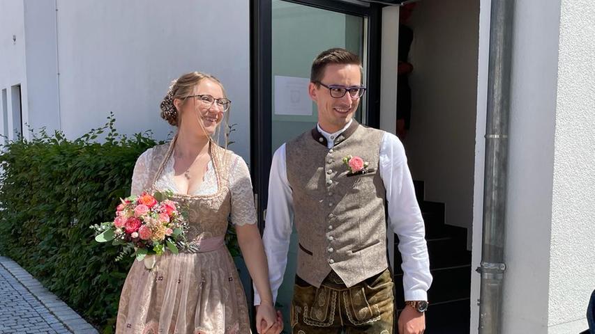 Ramona Fremmer, aus Waldhausen und Matthias Schönherr aus Buchberg haben sich in dem Neumarkter Standesamt das Ja-Wort gegeben. Zu den Gratulanten zählte ein langes Spalier aus Freunden, der Neumarkter Wasserwacht, dem Kegelverein aus Buchberg, den Kirwaleuten aus Woffenbach, dem Saustoi-Stammtisch aus Holzheim sowie den Kollegen der Braut. Eine kleine Feier im Familienkreis fand im Anschluss im Brauereigasthof Blomenhof statt. Eine kirchliche Trauung ist für kommendes Jahr angedacht. Die Verkäuferin im Einzelhandel und der Bauzeichner lernten sich am Fasching in Schnufenhofen kennen. Sie wohnen inzwischen in einer gemeinsamen Wohnung in Woffenbach.