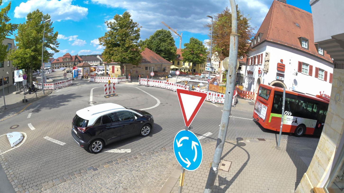 Der Kreisverkehr wird ab Montag bis Ende November gesperrt. Die Burgerhofstraße bleibt statt bis 12. August wegen Lieferengpässen nun bis 19. August gesperrt.