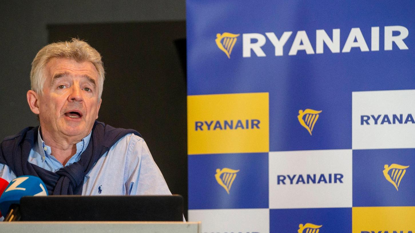 Hinsichtlich der jüngsten Schwierigkeiten an britischen Flughäfen, mit den Passagierzahlen zurechtzukommen, erhob O'Leary Vorwürfe gegen deren Management.