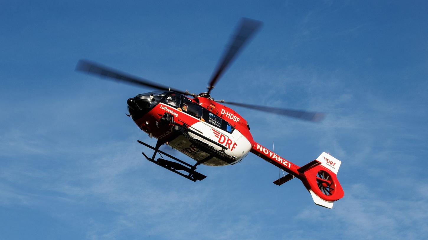 Der 44-Jährige wurde wegen seiner lebensbedrohlichen Verletzungen mit dem Hubschrauber ins Krankenhaus transportiert. 
