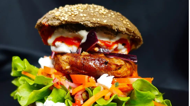 Diesen Frühlingsburger mit Radieschen und alles Weitere, was das vegane Herz begehrt, findet man beim Pure Food Café.