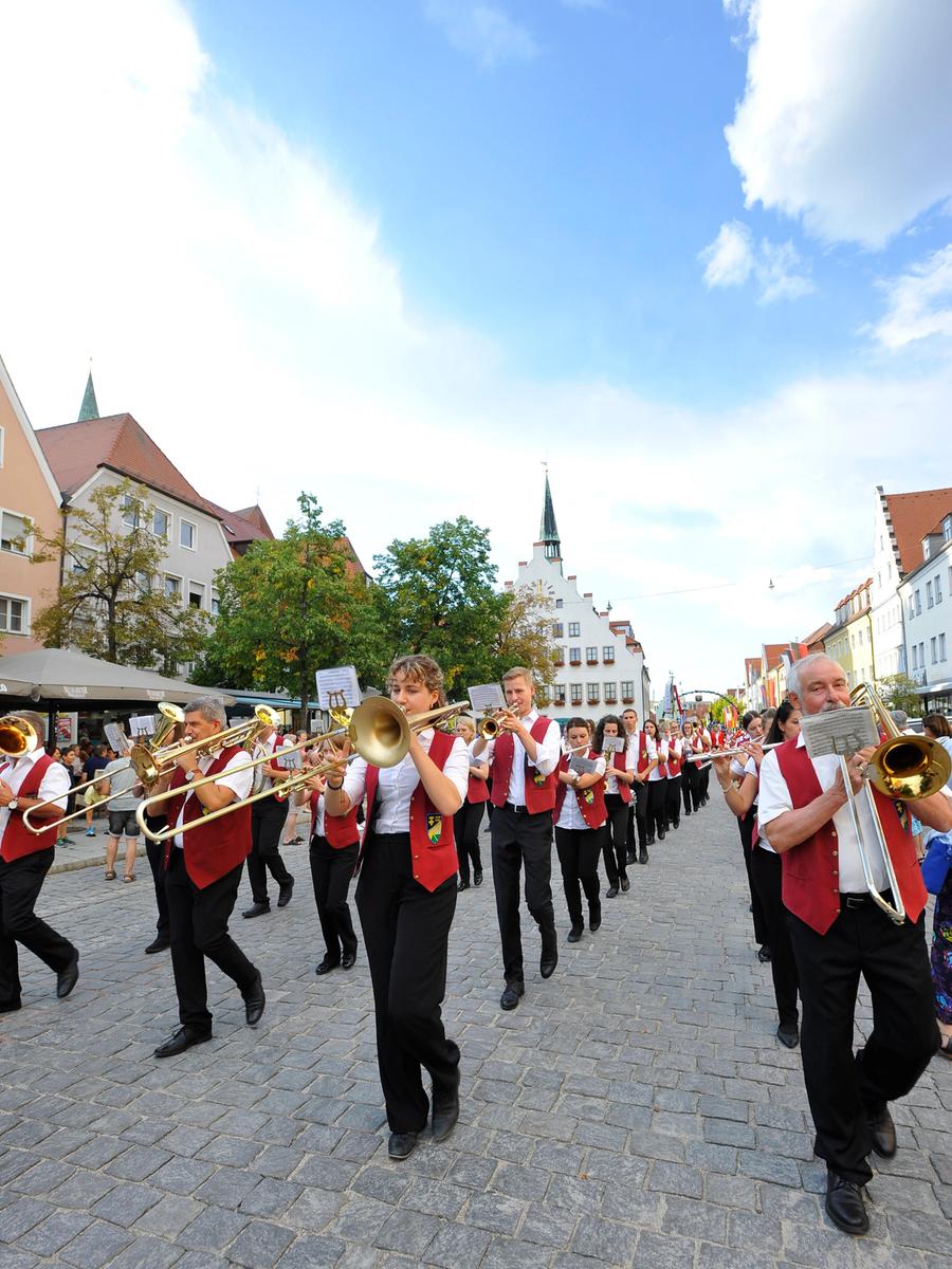 Der Auszug vom Rathaus zum Festplatz: Die Werkvolkkapelle vorneweg. Der Auszug vom Rathaus zum Festplatz: Die Werkvolkkapelle vorneweg.