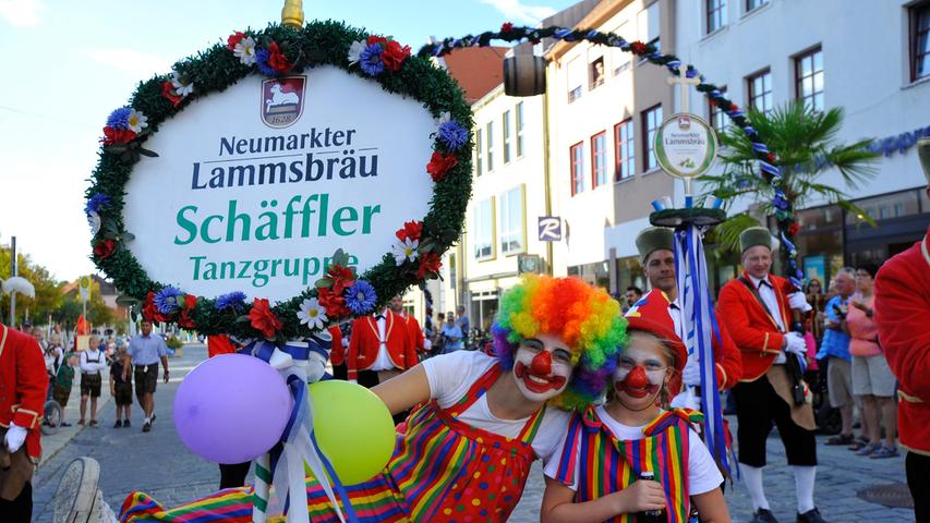Die Schäffler der Lammsbräu hatten auch wieder ihre Clowns mitgebracht. Die Schäffler der Lammsbräu hatten auch wieder ihre Clowns mitgebracht.