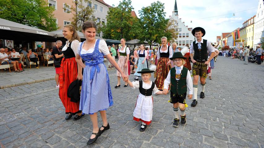 Der Trachtenverein Almenrausch ist Stammgast beim Auszug zum Festplatz.