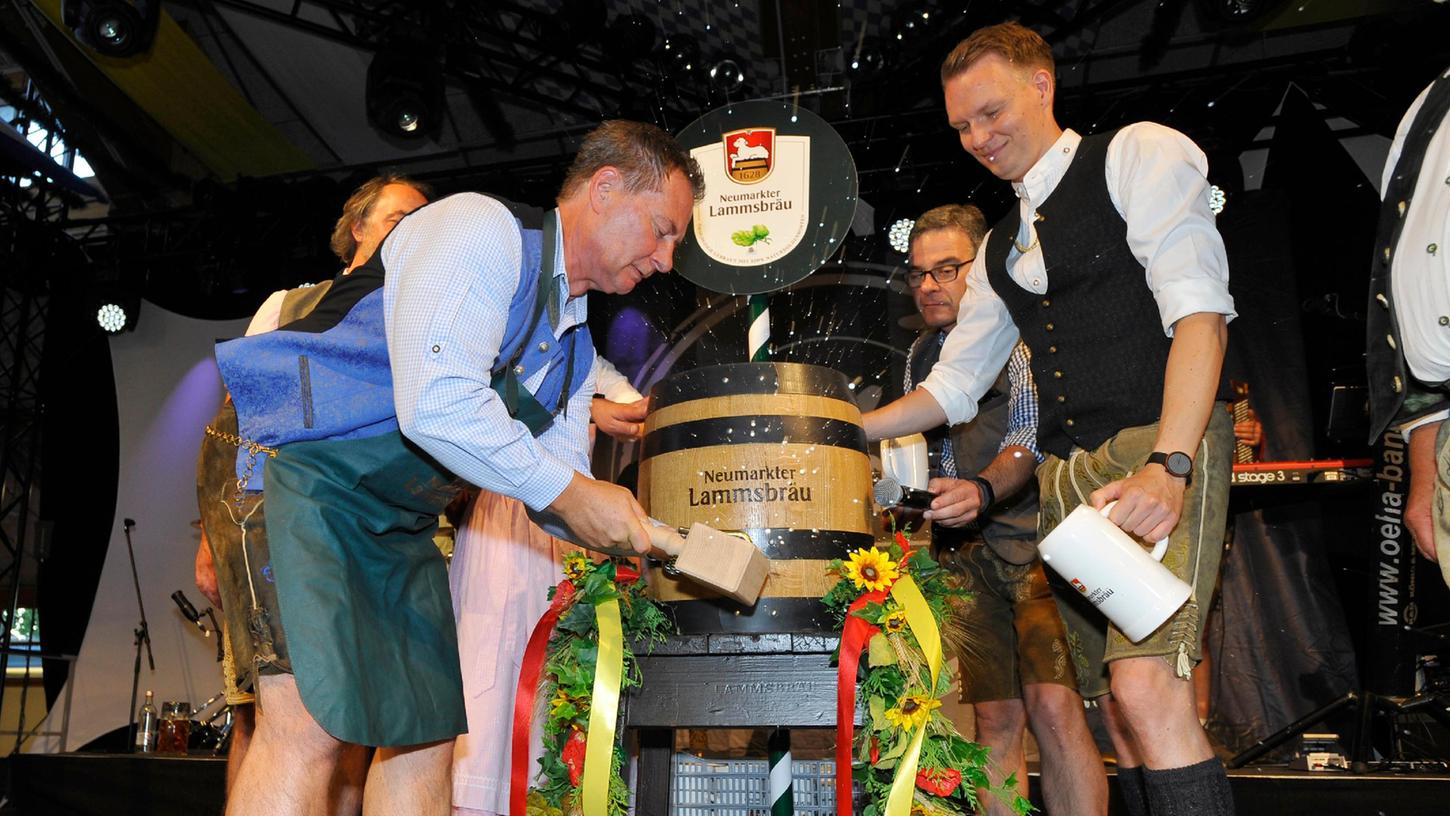 Zwei energische Schläge, ein paar Spritzer und keinerlei Probleme: OB Thomas Thumann zapfte das erste Fass "Lamms" lehrbuchmäßig an. Zwei energische Schläge, ein paar Spritzer und keinerlei Probleme: OB Thomas Thumann zapfte das erste Fass "Lamms" lehrbuchmäßig an.
