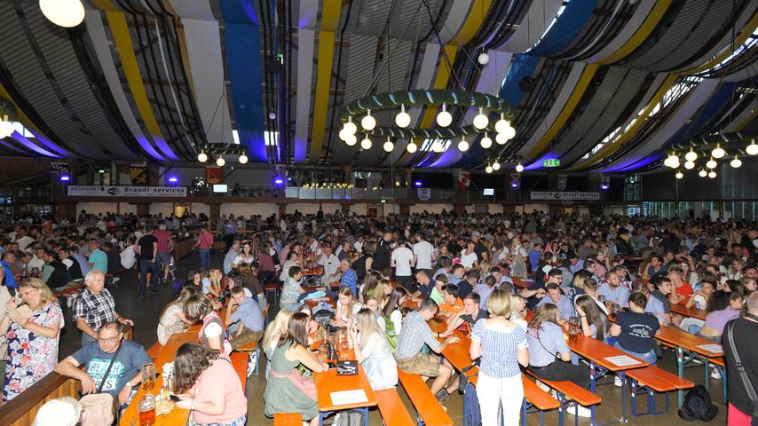 Die Große Jurahalle war zum offiziellen Auftakt des Volksfestes schon gut gefüllt. Die Große Jurahalle war zum offiziellen Auftakt des Volksfestes schon gut gefüllt.