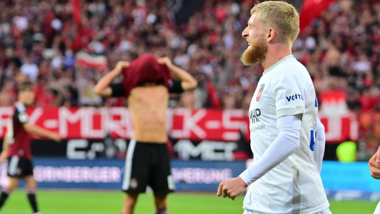 Am besten gar nicht mehr hinsehen: Jan-Niklas Beste (re.) gab dem Club mit seinem 3:0 den Rest. Am besten gar nicht mehr hinsehen: Jan-Niklas Beste (re.) gab dem Club mit seinem 3:0 den Rest.
