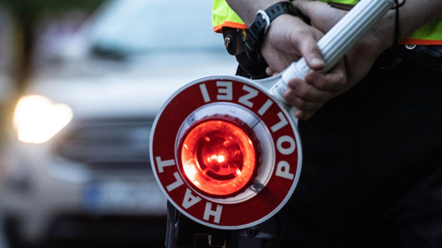 Auf einem Parkplatz stoppte die Polizei den Mercedesfahrer.