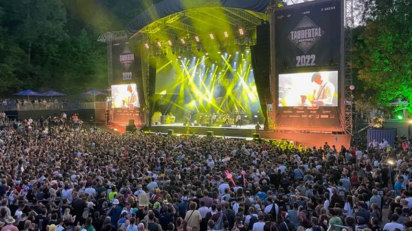Wem Rock im Park zu groß ist, der wird im Taubertal glücklich. Das Taubertal Festival gastiert wie immer am Fuße Rothenburgs in idyllischer Lage mit Altstadt-Panorama. Vom 10. bis 13. August treten die Musiker vor der feiernden Festivalmenge auf. Trotz mittlerweile respektabler Größe ist die Atmosphäre stets friedlich und familiär.