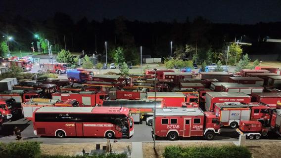 Motorenlärm und Blaulicht: Eine Großkolonne polnischer Feuerwehrfahrzeuge kam in Nürnberg an