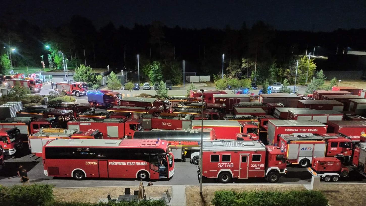 In der Nacht zum Freitag sammelte sich die große Kolonne polnischer Feuerwehrfahrzeuge auf dem Gelände der IV. Bereitschaftspolizeiabteilung in Nürnberg.