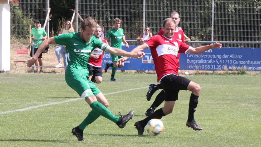 Der TSV 1860 Weißenburg (rechts Johannes Meyer) und der TSV Jetzendorf trennten sich in einem packenden Landesliga-Spiel mit einem 2:2-Unentschieden.